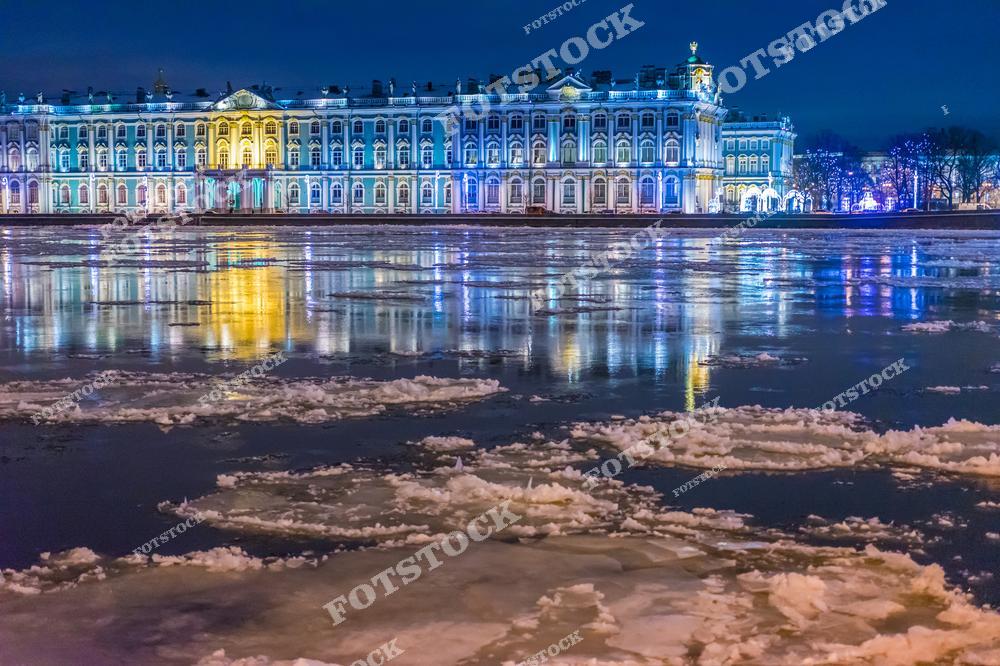 Атмосферный зимний вид на Санкт-Петербург с Васильевским островом и Стрелкой Васильевского острова, покрытыми снегом. Замёрзшая Нева с льдинами, историческая архитектура и зимний городской пейзаж создают впечатляющую панораму северной столицы России. Фотография передаёт холодную красоту русской зимы, величие архитектурных ансамблей Петербурга и спокойную атмосферу заснеженного города. Изображение идеально подходит для публикаций о зимнем Санкт-Петербурге, путешествиях по России, архитектуре, зимних панорамах и туристических достопримечательностях.